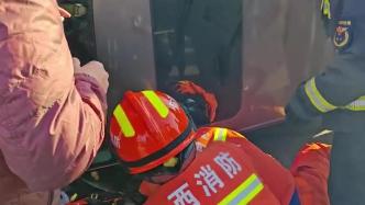 山西阳泉：轿车追尾1人被困，消防员及时救援