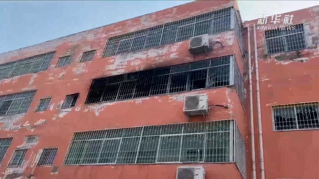 直击现场：河南方城县一学校宿舍发生火灾致13人遇难