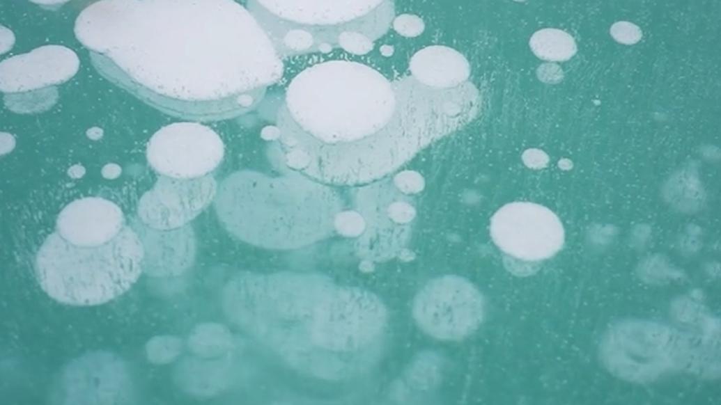 新疆玉湖现一串串糖葫芦状冰泡