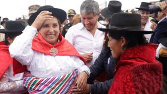 秘鲁总统博卢阿特在参加活动时遭到推搡