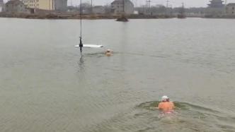 轿车坠入湖中，救援队员冒严寒赤身下水帮打捞
