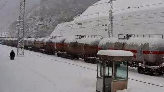 秦岭山区突降暴雪，铁路职工踏着齐膝的大雪坚持作业