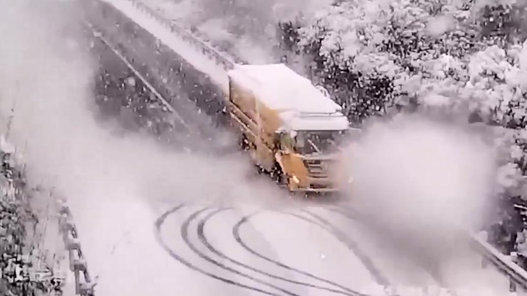 寒潮来临浙江多地下雪，台州高速进行除雪作业