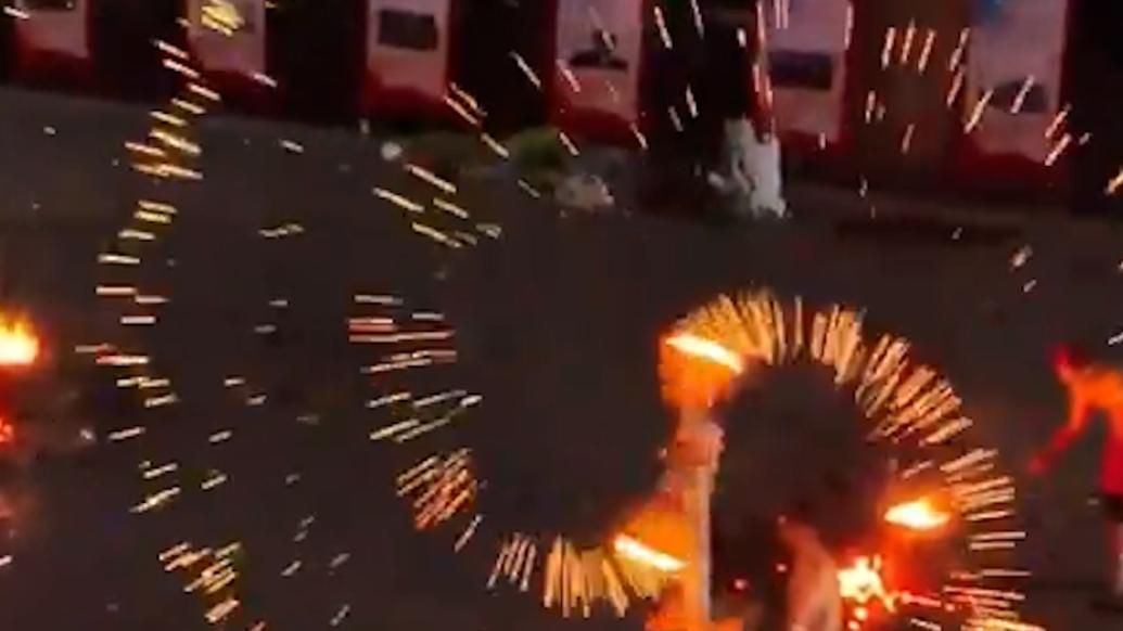 惊艳！四川“铁花雨”绽放夜空