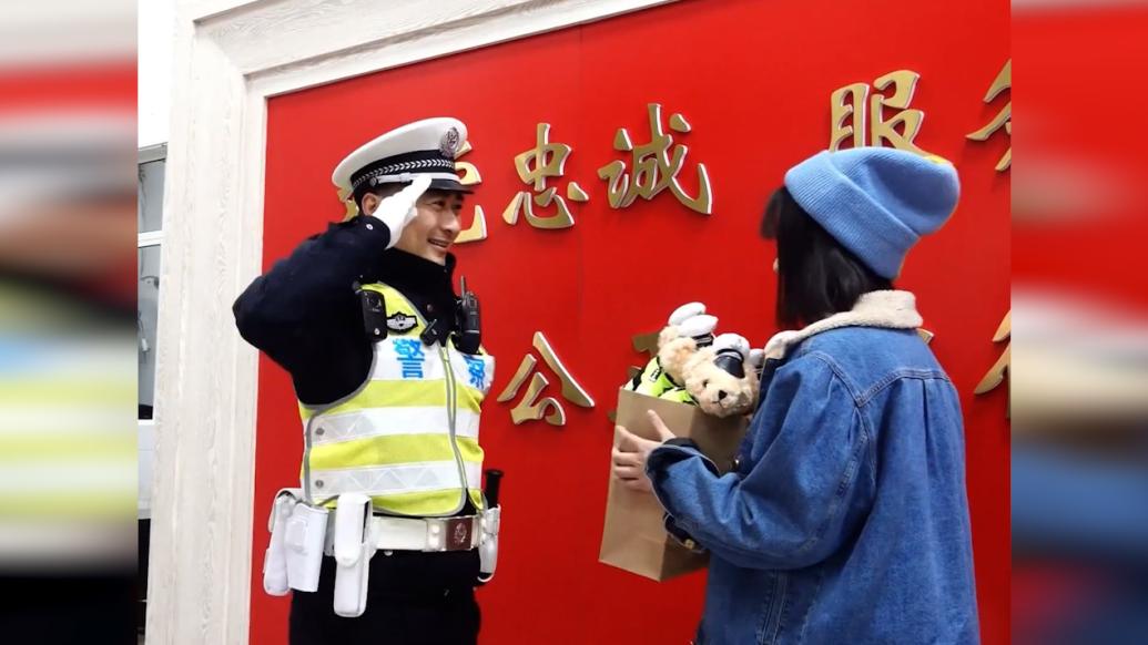 熱心車主擋車流守護老人,被獎一窩“警熊”