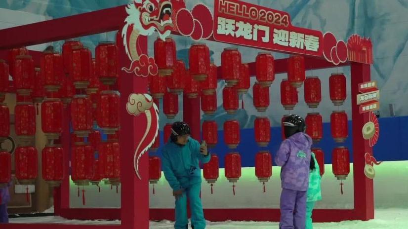 武汉：佳节将至冰雪“热”