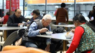 两会之声｜社区食堂网红化？委员建议老人就餐要放在优先位置