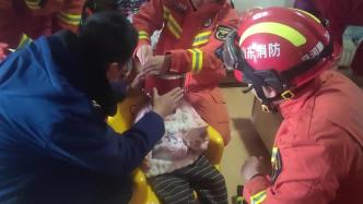 2岁男孩头卡玩具鼓，消防员拆解施救
