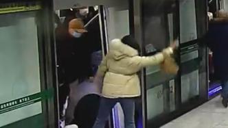 乘客低血糖晕倒，地铁工作人员冲上去“公主抱”