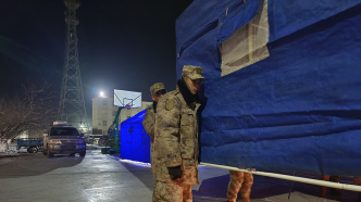 首批中央救灾物资已于23日中午运抵新疆乌什县灾区