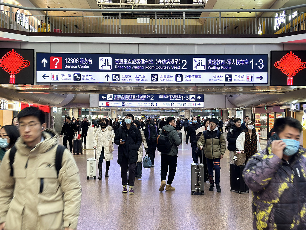 2024年1月25日,北京,春运大幕即将开启,北京西站旅客川流不息.
