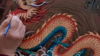 百城寻龙·淄博丨女子用丙烯颜料在木板上画“水龙图”：寓意顺风顺水