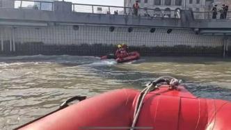 上海外滩一男孩坠入黄浦江，消防员驾冲锋舟紧急救援