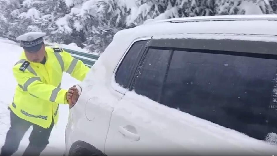 秦嶺山區(qū)：雪中有“警”護坦途