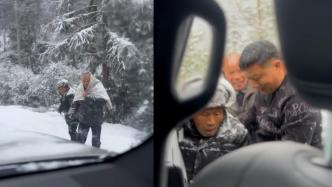 遇到两名老人冒大雪步行回家，男子驾车相送