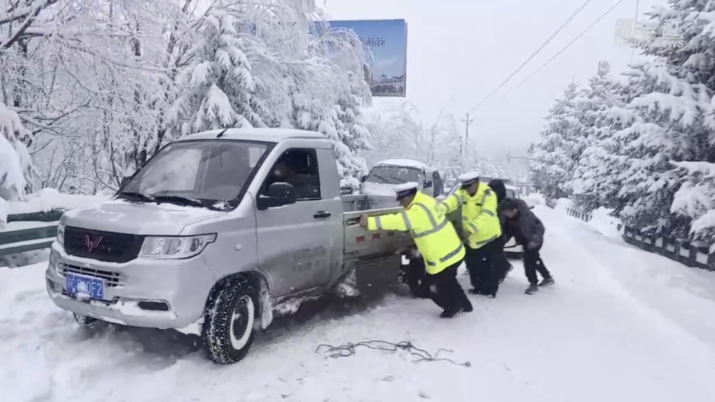 秦岭山区道路结冰严重，交通隐患暗藏，还好有他们及时出现