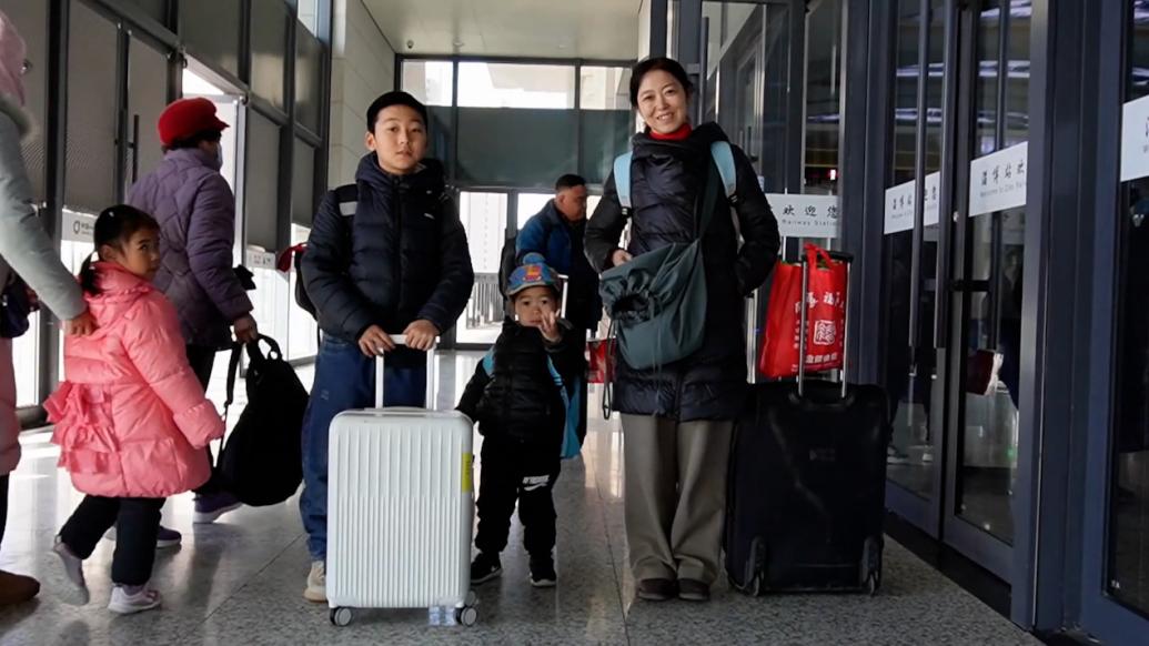 春运首日女子带娃去外地过年：与孩子爸爸团聚，感受不一样的春节