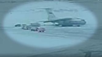 俄侦查委员会公布乌战俘登上伊尔-76运输机画面