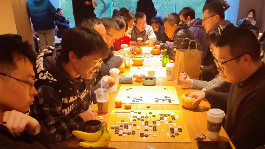 上海一家星巴克成“围棋迷”据点，网友为何看法不一？