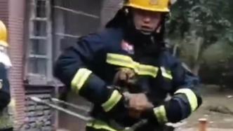 小奶狗深陷火场，被消防员救后不肯离开