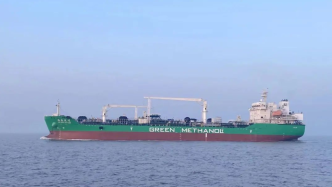 世界最大、国内第一艘投运的甲醇加注船驶抵上海港