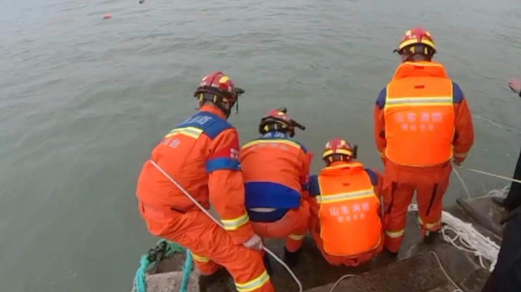 寒风冷冽3人被困海中，消防成功救援