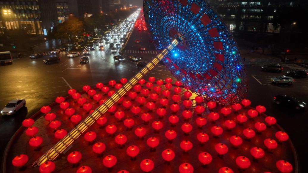 上海街头年味渐浓，巨型大红灯笼“点亮”浦东世纪大道