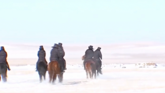 马背警队跪在雪地里施救被困群众