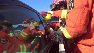 “萌娃”意外被困车内，消防员用胶带巧妙施救