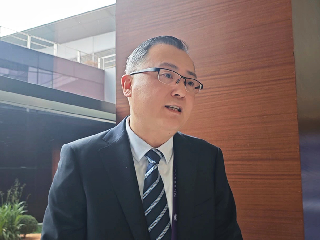 上海市虹口区教育局局长孙磊与天津市第十九中学校长卢冬梅在"数字