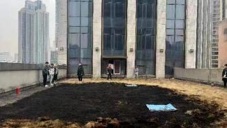 武汉一施工现场高空电焊引发裙楼平台草坪起火，三人被拘