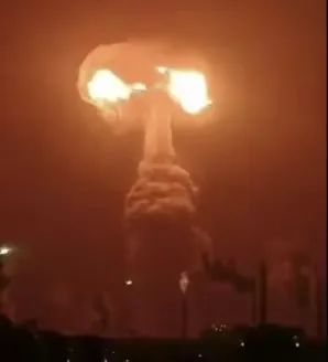 形状火光,空气中伴随着大量火星,有网友担忧该爆炸是否含有有害化学物