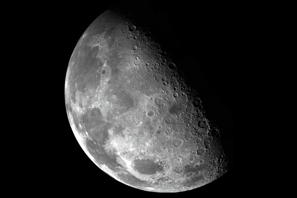 研究：月球正在缩小，或引发断层和月震