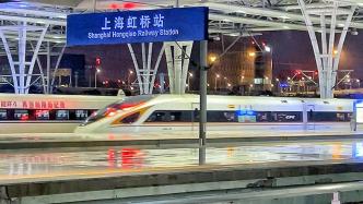 今年春运上海虹桥枢纽协调周边提供2300个停车位，网约车1小时内免费停
