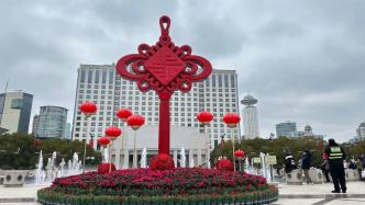 上海人民广场长出“鸽子树”，旁边还竖起了“中国结”