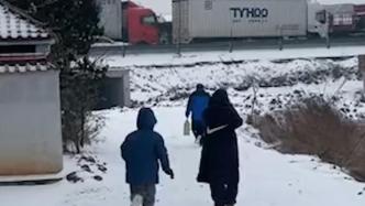 冰天雪地湖北高速长时间堵车，老人带着孙辈给陌生人送开水