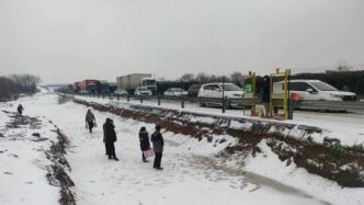 直播丨春运遭遇持续暴雪冻雨，被困在返乡路上的人情况如何？