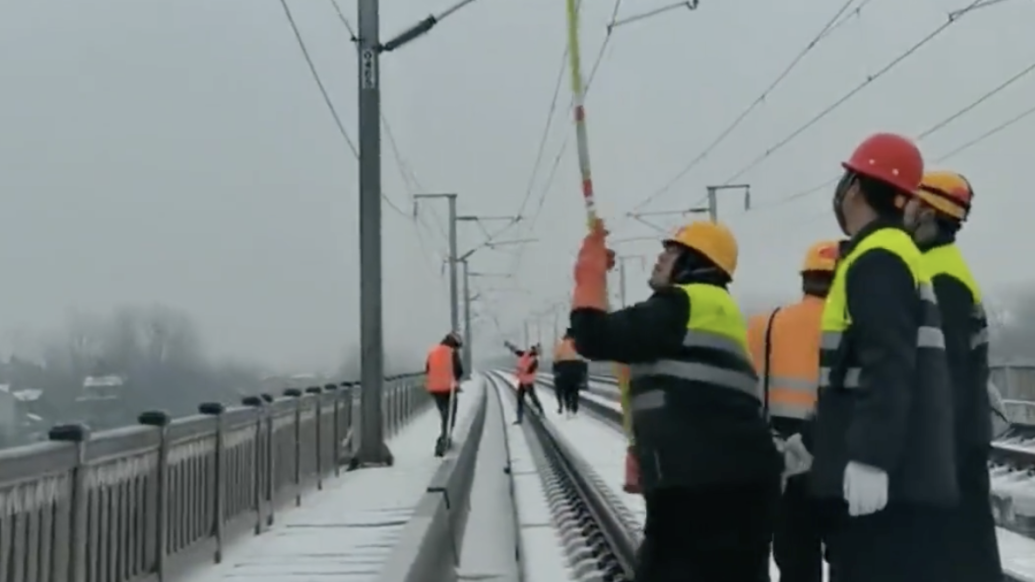 挥动6斤重的打冰杆百余次，他们在风雪中守护春运回家路