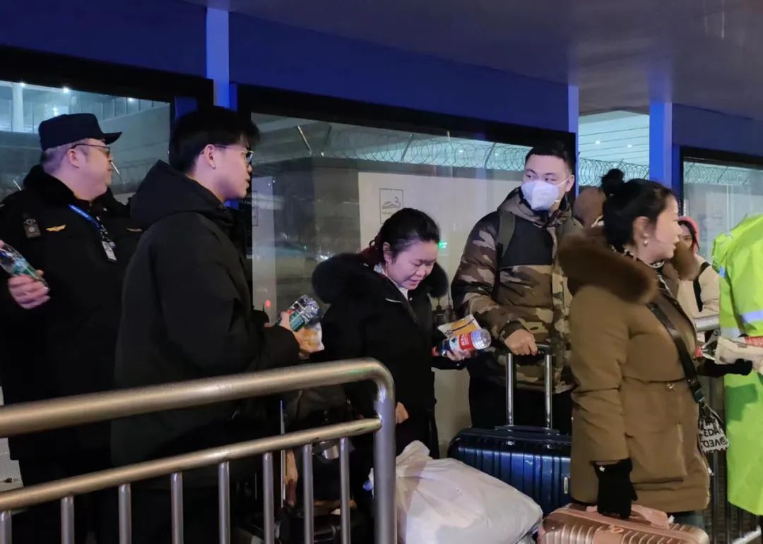 高铁晚点后大量旅客积压至深夜到站,多地调配运力守候_中国政库_澎湃新闻-The Paper