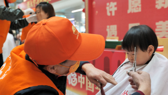 杭州退休老人组织春运志愿队，在火车站为回家乘客免费理发