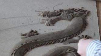 百城寻龙·伊宁丨油画和雕刻技艺集于一体，乡村画家用沙土作“祥龙”画