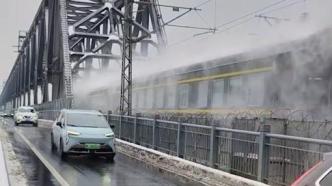 还得是春运祖师爷：湖北冻雨上百列车停运，网友拍到绿皮火车仍在风雪中行进