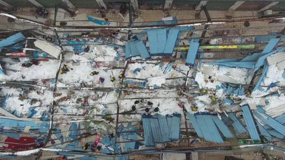 湖南益阳南县一菜市场顶棚局部垮塌致14人不同程度受伤，其中1人死亡