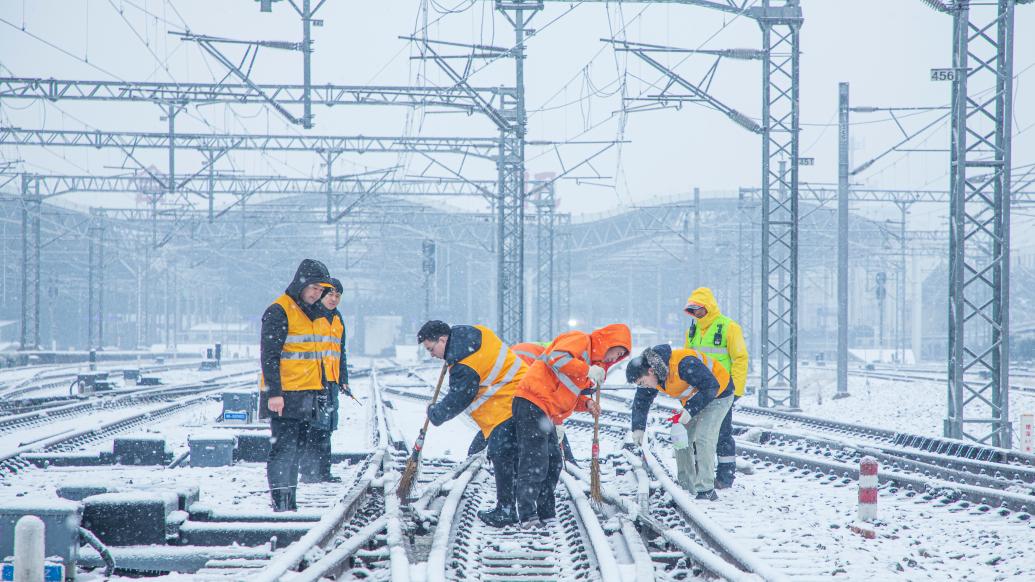 安徽江苏部分地区中到大雪，长三角铁路超5000人次扫雪除冰