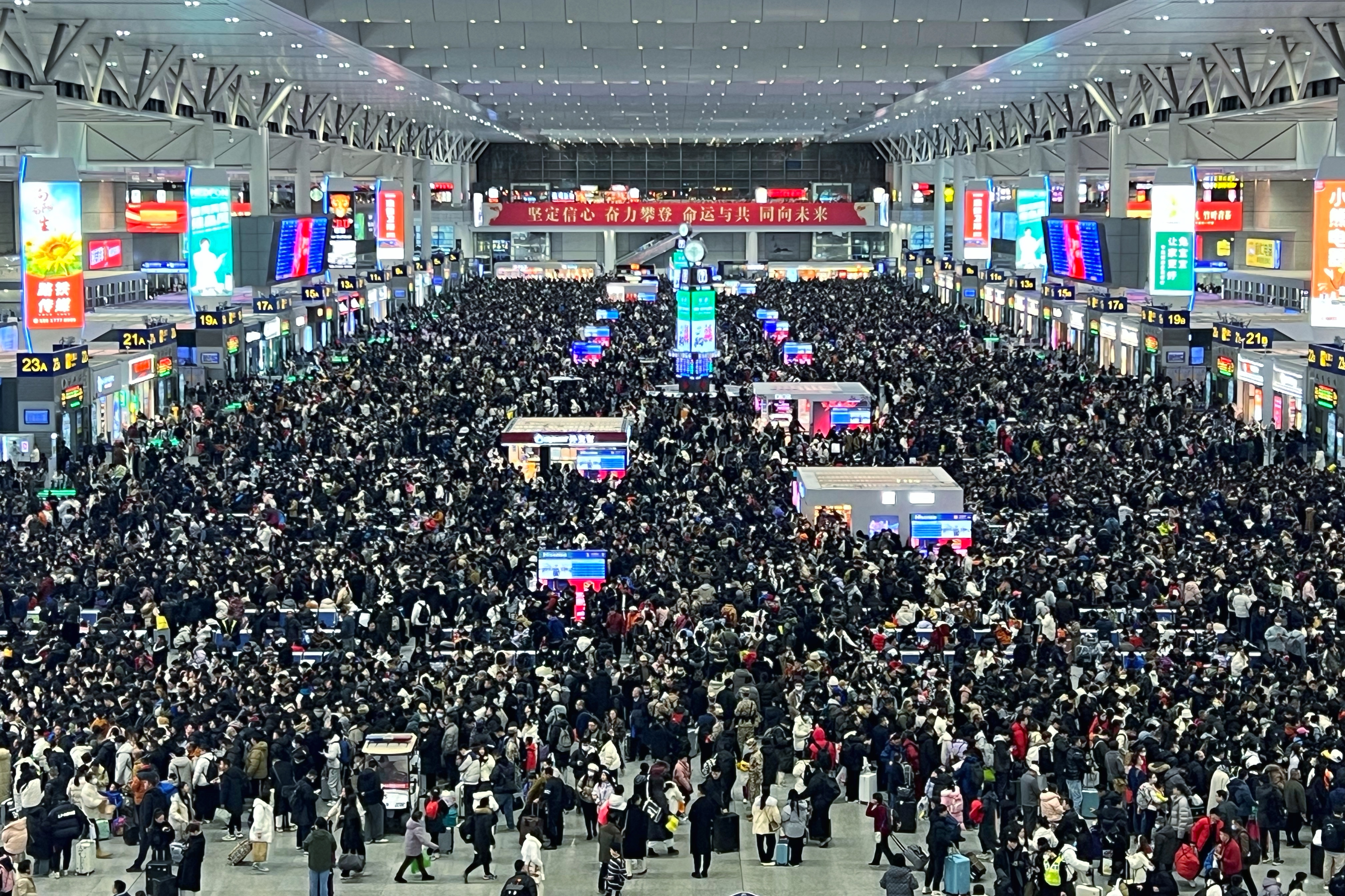 铁路上海站今日预计发送旅客63.4万人次，增开列车152列