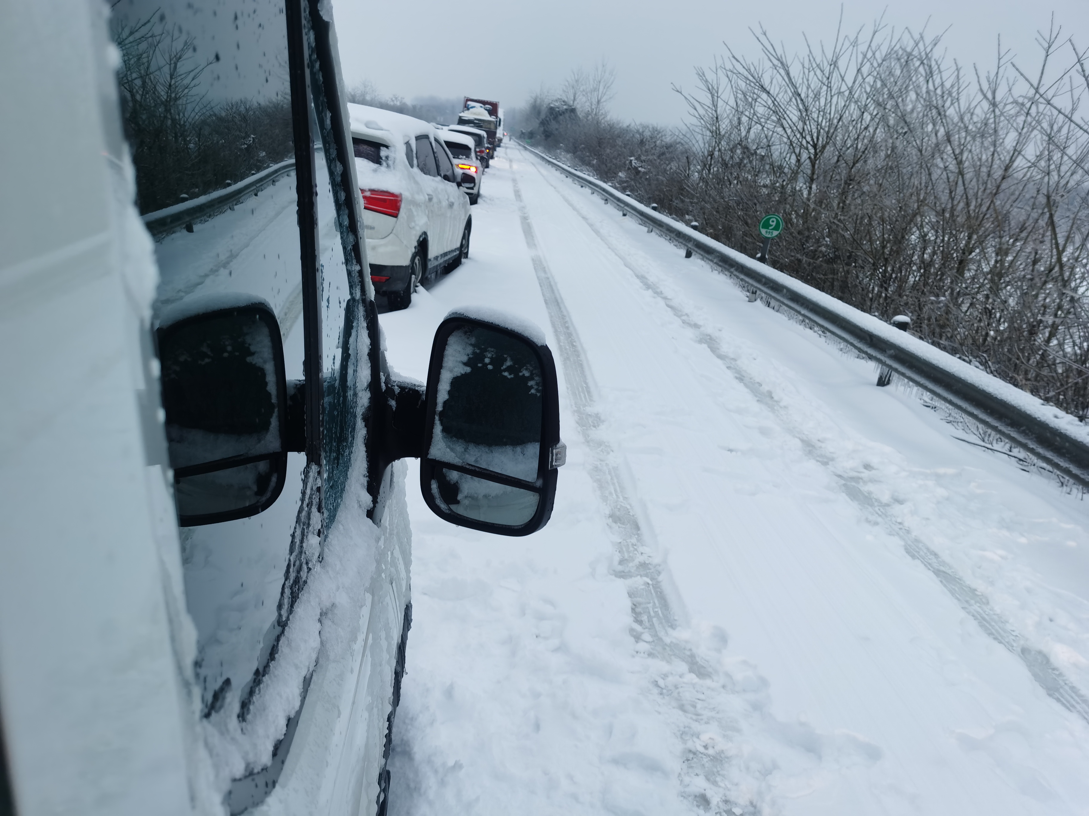 风雪回家路｜被困高速的房车主支起烤炉，为他人免费供烤肠