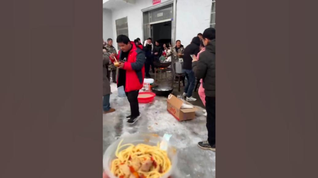 湖北村民在门前架大铁锅为被困旅客免费做饭