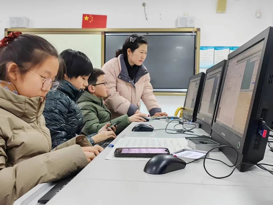 自1995年成立学生沪剧社团,新泾中学已有近30年的沪剧唱演历史.