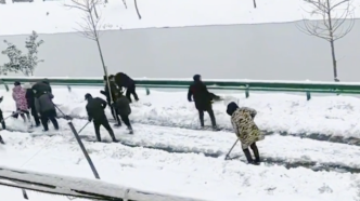 湖北冰雪封路，近20位村民为临盆产妇铲出—条生命通道