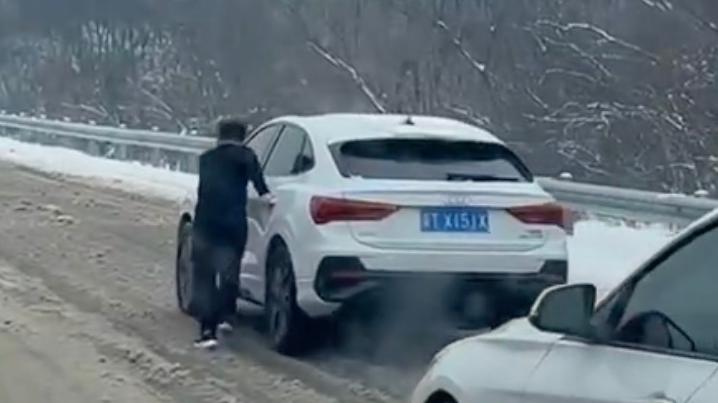 “河南人真中”!被困高速急哭女車主,河南小伙挺身而出